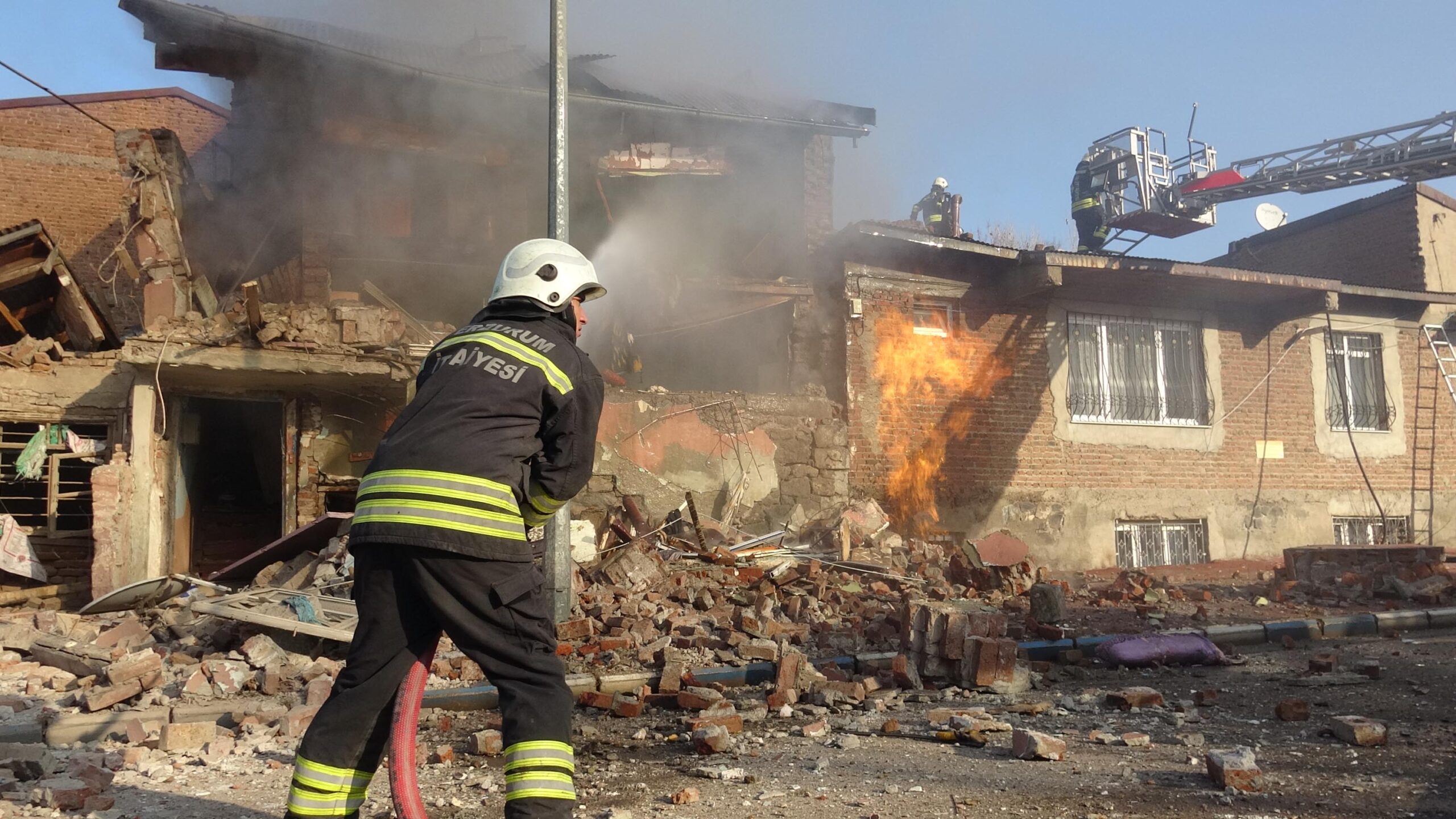 Erzurum’un Yakutiye ilçesinde doğal gaz hattında meydana gelen patlamada 2