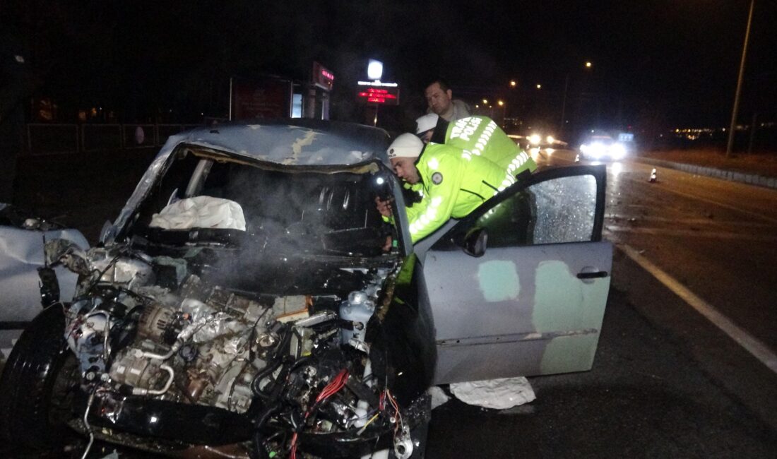 Aynı yönde seyreden otomobil ile hayvan yüklü kamyonetin çarpışması sonucu