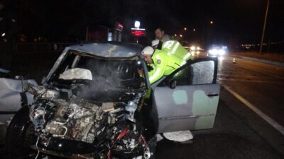 Aynı yönde seyreden otomobil ile hayvan yüklü kamyonetin çarpışması sonucu