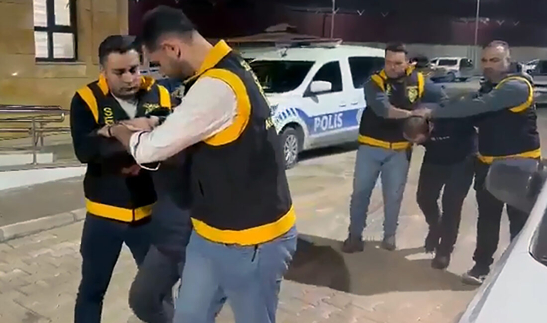 Adana'da polisin düzenlediği operasyonda bir evde 1’i otomatik 3 ruhsatsız