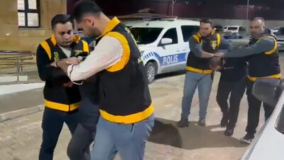 Adana'da polisin düzenlediği operasyonda bir evde 1’i otomatik 3 ruhsatsız