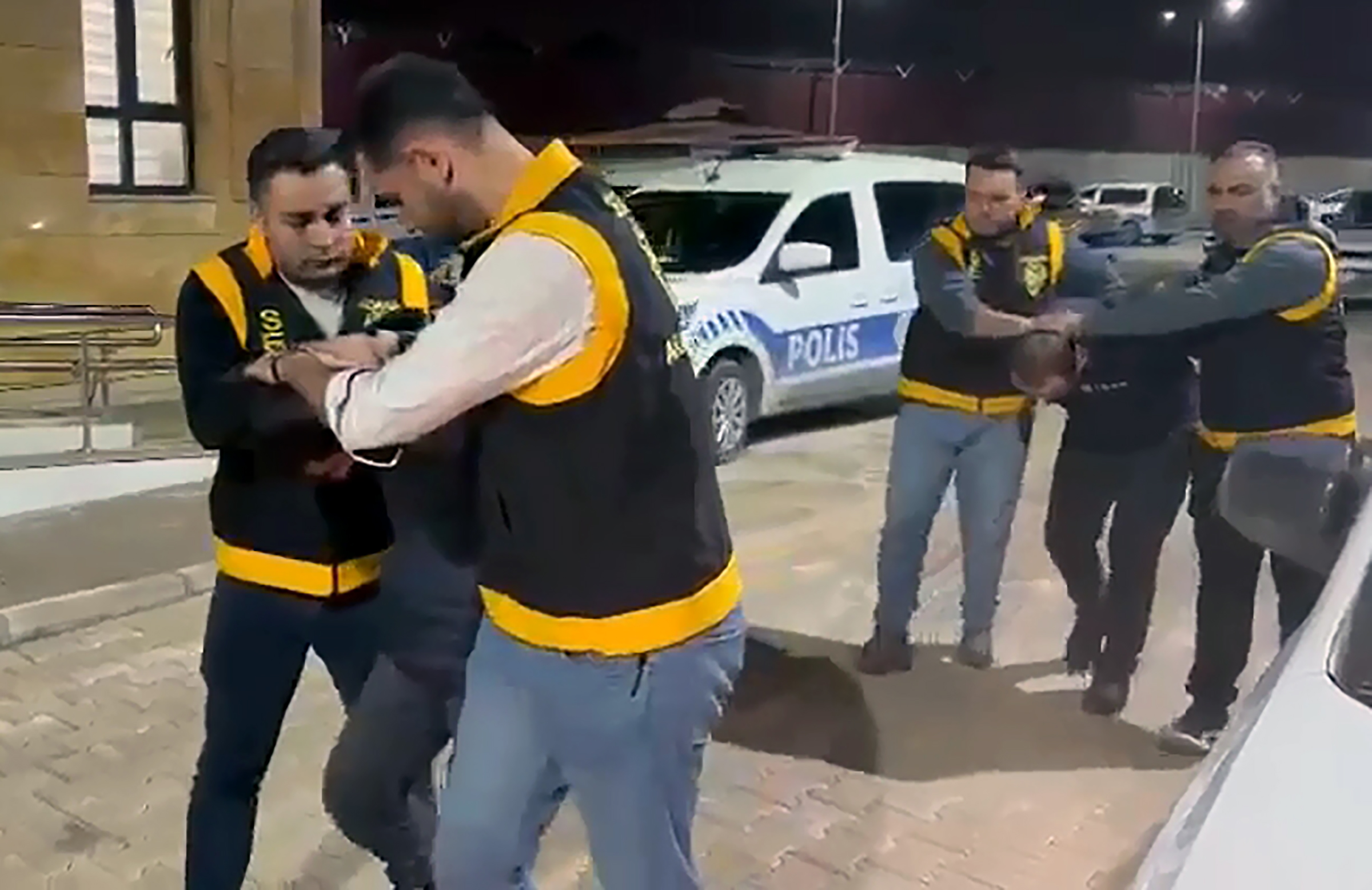 Adana'da polisin düzenlediği operasyonda bir evde 1’i otomatik 3 ruhsatsız