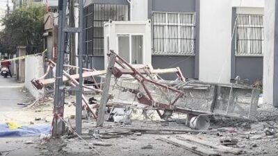 Adana'da apartman inşaatında sıva yapan iki işçi, asansörlü iskelede metrelerce