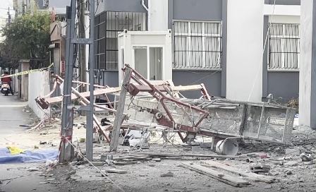 Adana'da apartman inşaatında sıva yapan iki işçi, asansörlü iskelede metrelerce