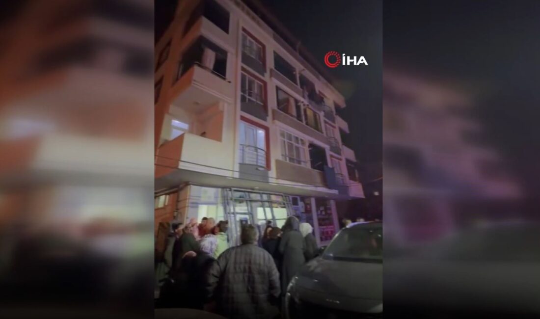 Tekirdağ'ın Kapaklı ilçesinde 4 yaşındaki bir çocuk, elindeki çakmakla yatağını