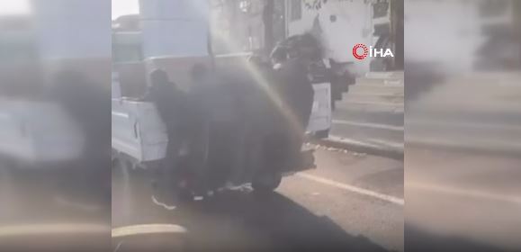 Diyarbakır'ın Bağlar ilçesinde, seyir halindeki bir pikabın arkasına tutunarak yolculuk