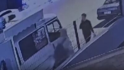 Antalya’nın Alanya ilçesinde kimliği belirsiz bir şahıs, kaldırımda yürüyen bir