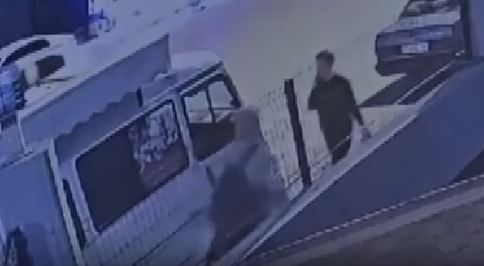 Antalya’nın Alanya ilçesinde kimliği belirsiz bir şahıs, kaldırımda yürüyen bir