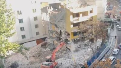Ankara’da bir binanın kontrollü yıkımı sırasında bina kontrolden çıkarak çöktü.