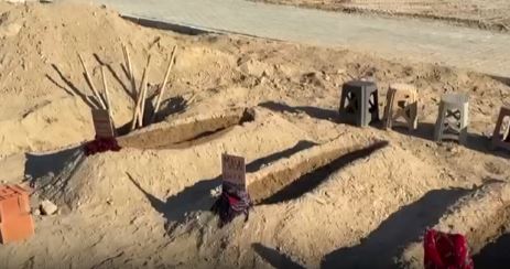 Zehirlenerek ölen anne ve 2 çocuğunun yan yana defnedildiği mezarlar