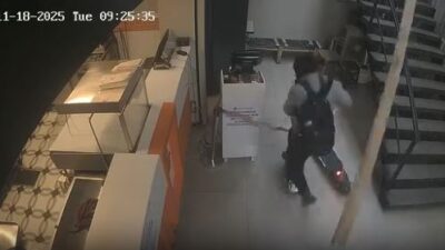 Kadıköy’de kentsel dönüşümde yıkımı süren binadan düşen kalas, yoldan geçen