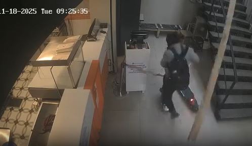 Kadıköy’de kentsel dönüşümde yıkımı süren binadan düşen kalas, yoldan geçen