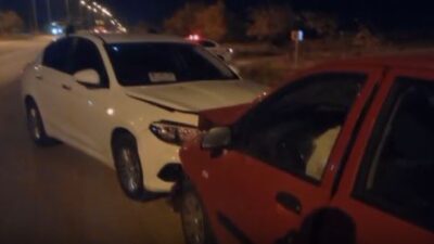 Afyonkarahisar’ın Sandıklı ilçesinde sürücüsünün kontrolünü kaybettiği otomobil, yol kenarında radar