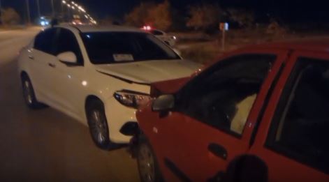 Afyonkarahisar’ın Sandıklı ilçesinde sürücüsünün kontrolünü kaybettiği otomobil, yol kenarında radar