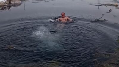 Sivas’ta yaşayan Kerem Okyay, soğuk hava ve kar yağışına aldırış