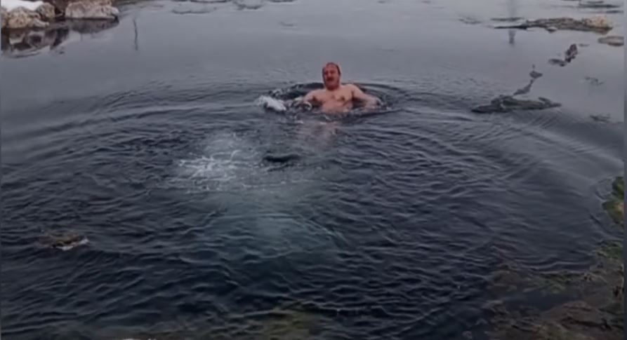 Sivas’ta yaşayan Kerem Okyay, soğuk hava ve kar yağışına aldırış