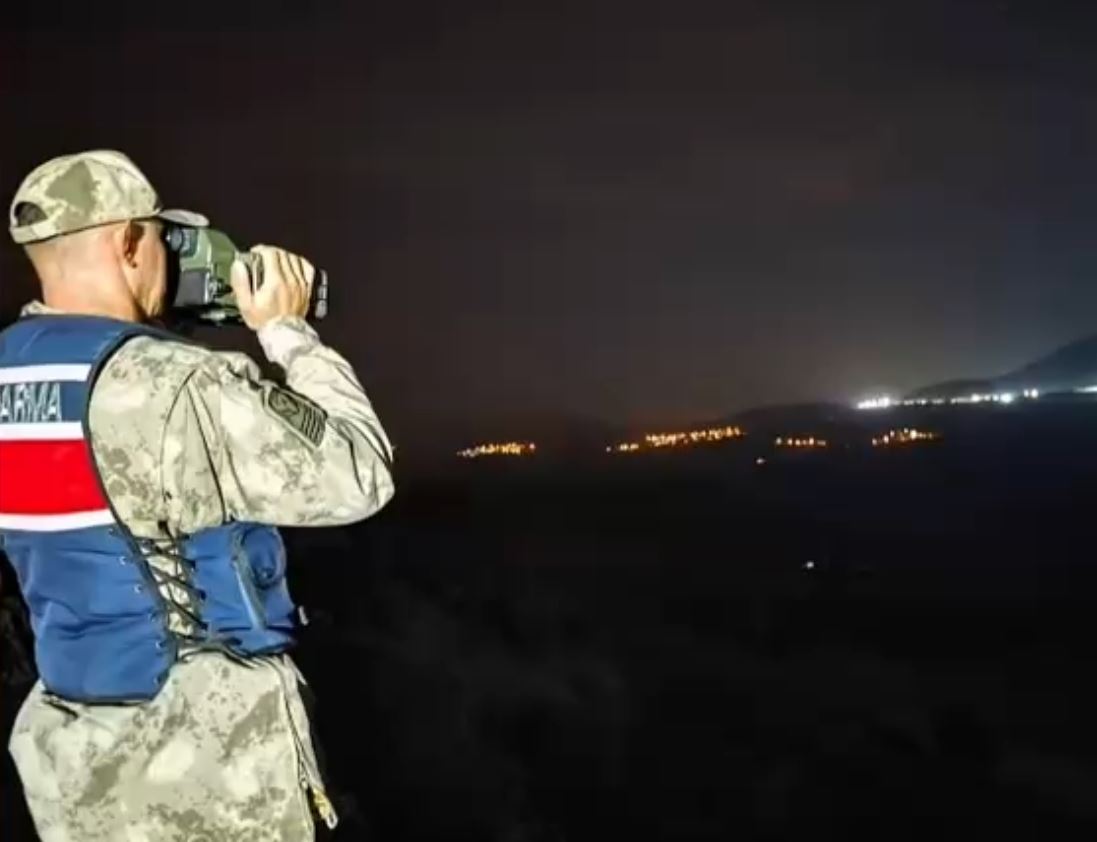 Türkiye genelinde düzenlenen geniş kapsamlı denetimlerde 29 göçmen kaçakçısı yakalanırken,