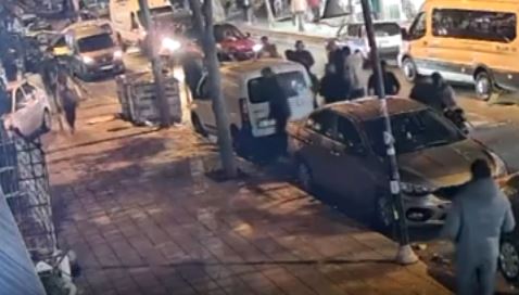 Yokuş aşağı ilerleyen bir motosikletin kontrolünü kaybederek park halindeki araca