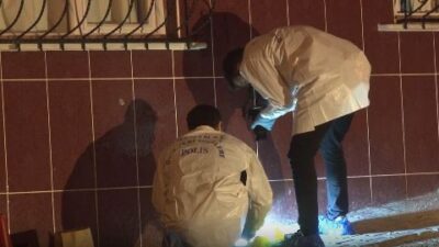 İstanbul Esenyurt’ta maskeli bir kişi, sokakta duran iki kişiye ateş