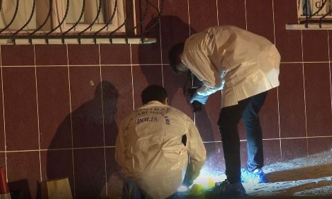 İstanbul Esenyurt’ta maskeli bir kişi, sokakta duran iki kişiye ateş