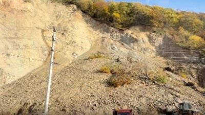 Düzce’nin Beyköy beldesinde meydana gelen heyelanda yamaçtan kopan kaya parçaları