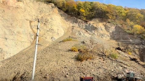 Düzce’nin Beyköy beldesinde meydana gelen heyelanda yamaçtan kopan kaya parçaları