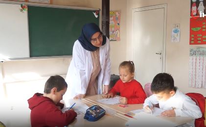 Bayburt'un dağ köyünde birleştirilmiş sınıfta görev yapan sınıf öğretmeni Zahide