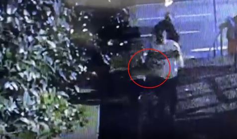 İstanbul Beyoğlu’nda bir kişi, motosikletli iki kişiyle tartışmasının ardından silahla