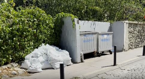 Yeni doğan bebeğini bıçaklayarak öldürdükten sonra çöp konteyneri yanında yakmaya