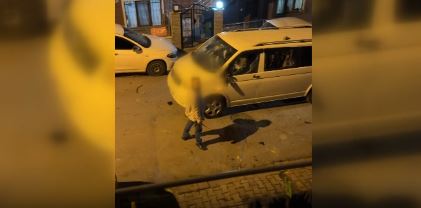 Ümraniye’de bir kişi, karısının otomobilinin camlarını demir sopayla kırarken tepki