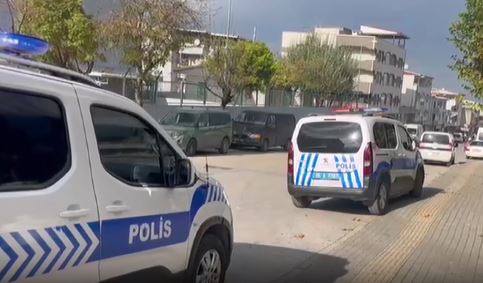 Bursa’da aralarında husumet bulunan kayınpeder, oğluyla birlikte eski damadının bulunduğu