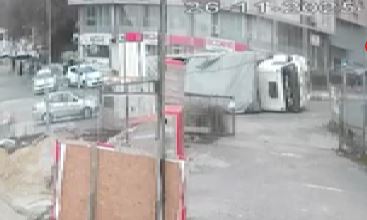 İstanbul Esenyurt’ta, inşaat malzemesi taşıyan aşırı yüklü kamyon virajı alamayarak