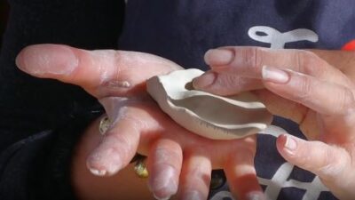 Afyonkarahisar’da iç mimar Ayşegül İşbilir, hobi olarak başladığı seramikle takı,