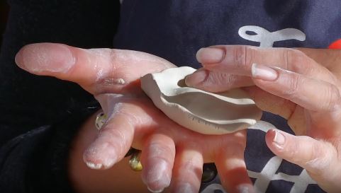 Afyonkarahisar’da iç mimar Ayşegül İşbilir, hobi olarak başladığı seramikle takı,