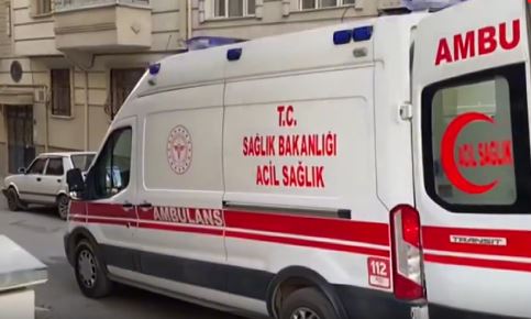 36 yaşındaki anne evde bıçakla boğazını derin kesti. Minik yavruları