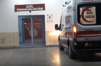 Bahçede silahla oynayan vatandaş, tabancanın ateş almasıyla ağır yaralandı. Ambulansla