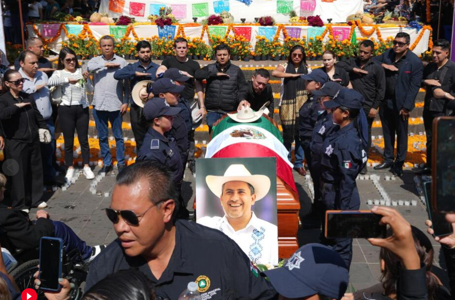 Meksika’nın Michoacan eyaletinde Uruapan Belediye Başkanı Carlos Alberto Manzo Rodríguez,