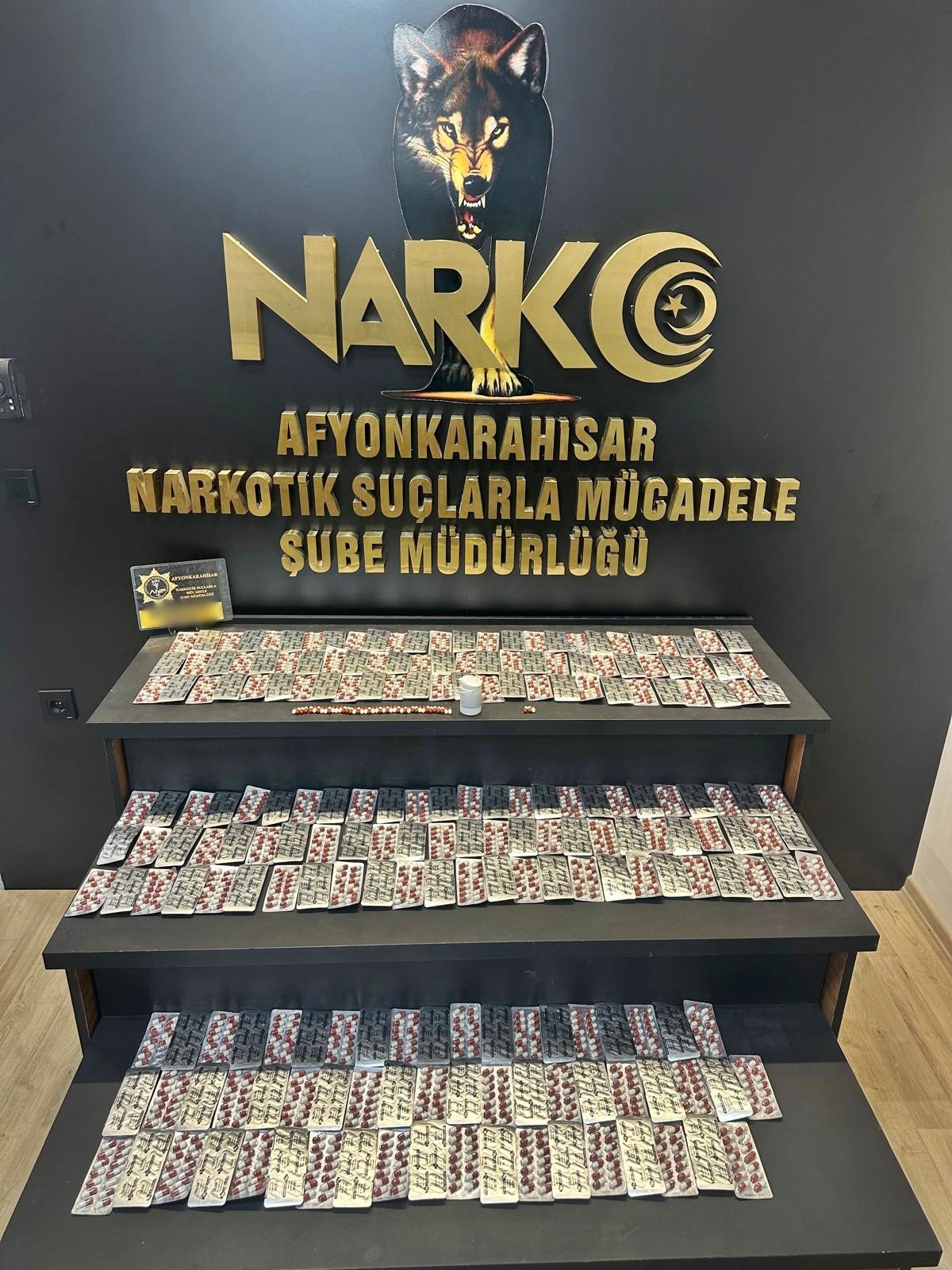 Afyonkarahisar İl Emniyet Müdürlüğü ekipleri tarafından sokak satıcılarına yönelik düzenlenen