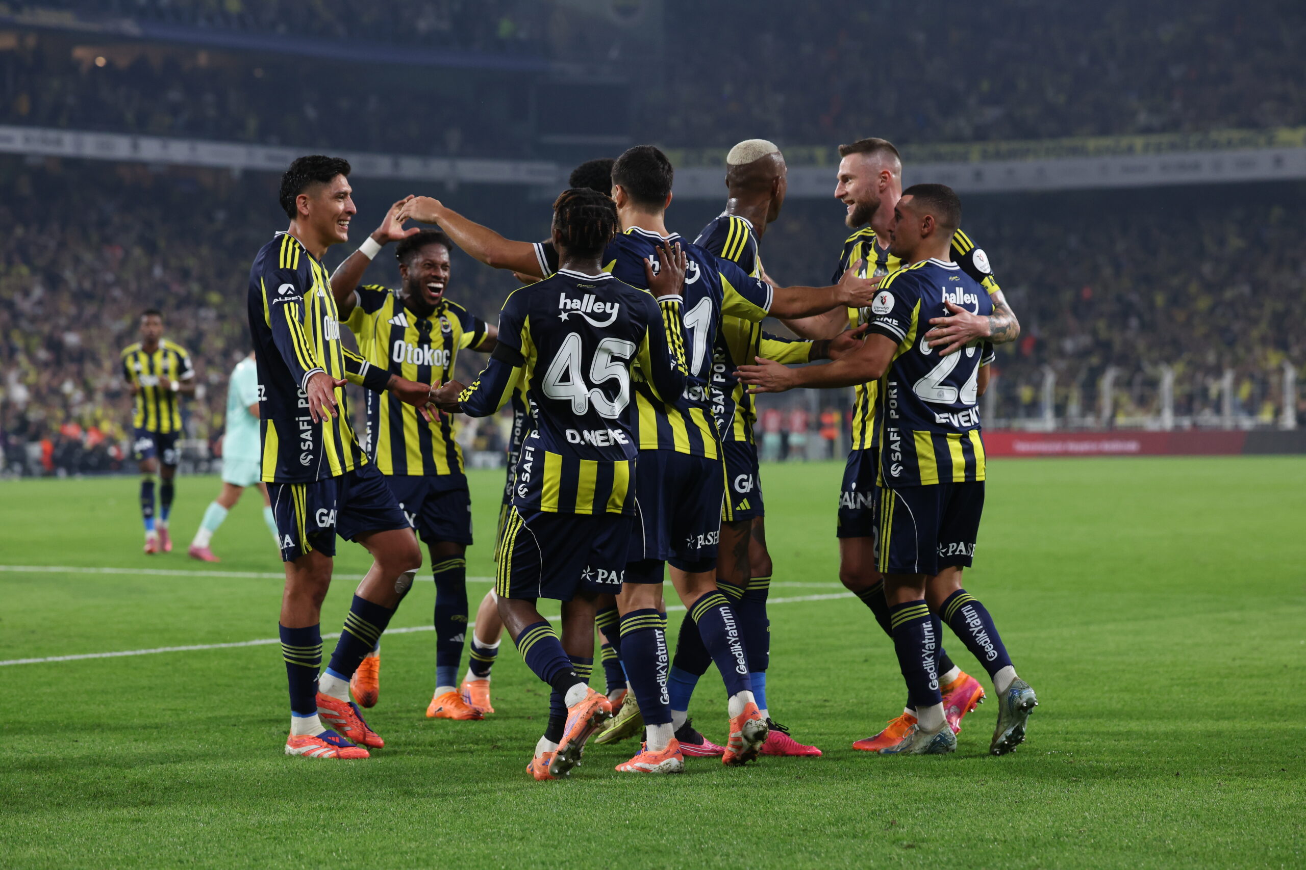 Fenerbahçe, Süper Lig 12. hafta maçında sahasında Zecorner Kayserispor'u 4-2