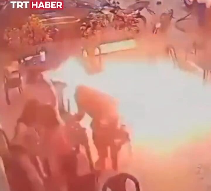 Brezilya'da bir benzin istasyonu bünyesindeki restoranda sigara yakan bir kişinin,