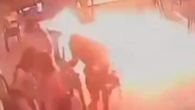 Brezilya'da bir benzin istasyonu bünyesindeki restoranda sigara yakan bir kişinin,