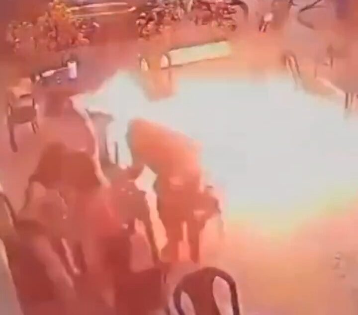 Brezilya'da bir benzin istasyonu bünyesindeki restoranda sigara yakan bir kişinin,