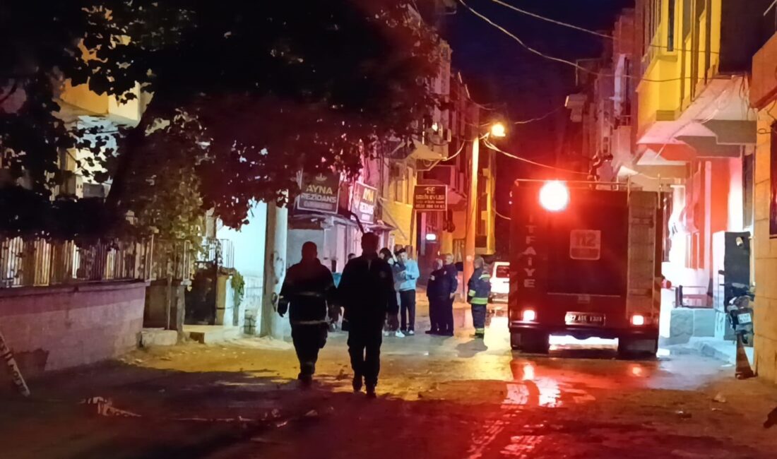 Gaziantep’te 3 katlı bir apartmanın en üst katında çıkan yangın