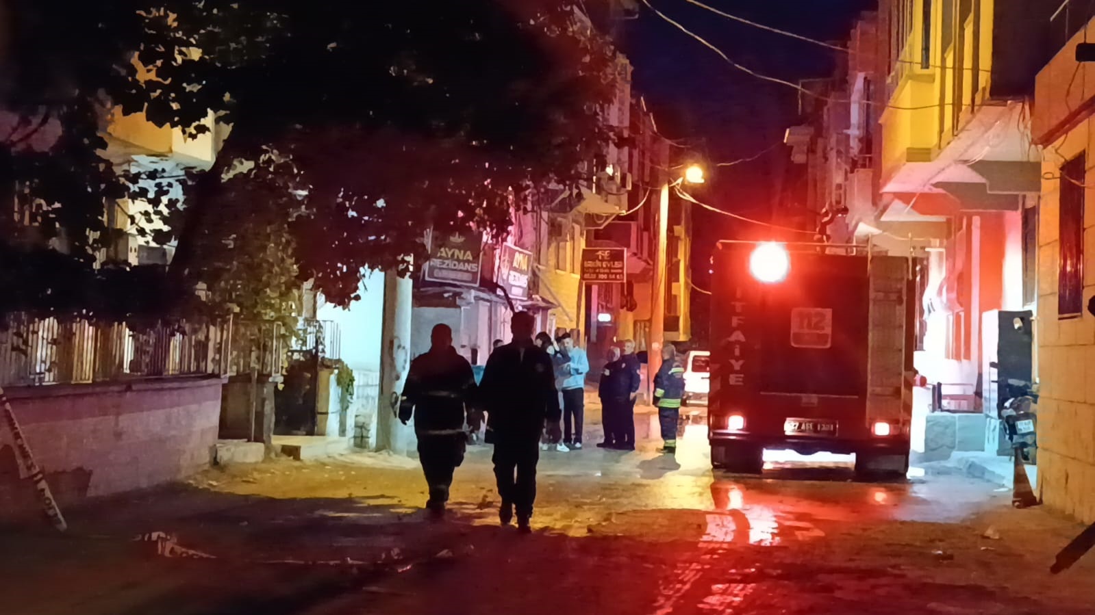 Gaziantep’te 3 katlı bir apartmanın en üst katında çıkan yangın