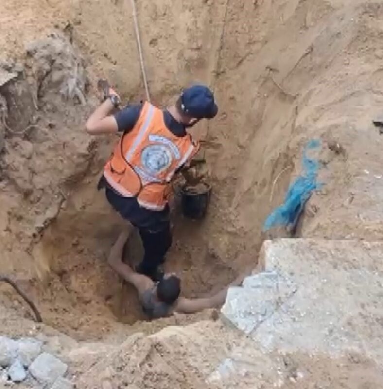 Gazze’nin kuzeyinde su kuyusu kazarken toprak altında kalan bir kişi,