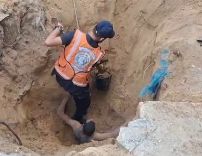 Gazze’nin kuzeyinde su kuyusu kazarken toprak altında kalan bir kişi,
