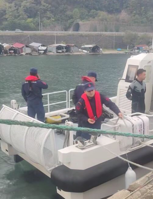 Giresun açıklarında alabora olan balıkçı teknesinde 3 kişi denize düştü.