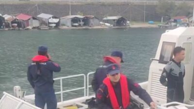 Giresun açıklarında alabora olan balıkçı teknesinde 3 kişi denize düştü.