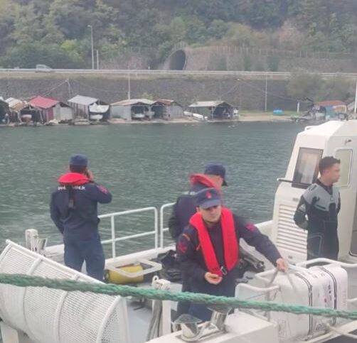 Giresun açıklarında alabora olan balıkçı teknesinde 3 kişi denize düştü.