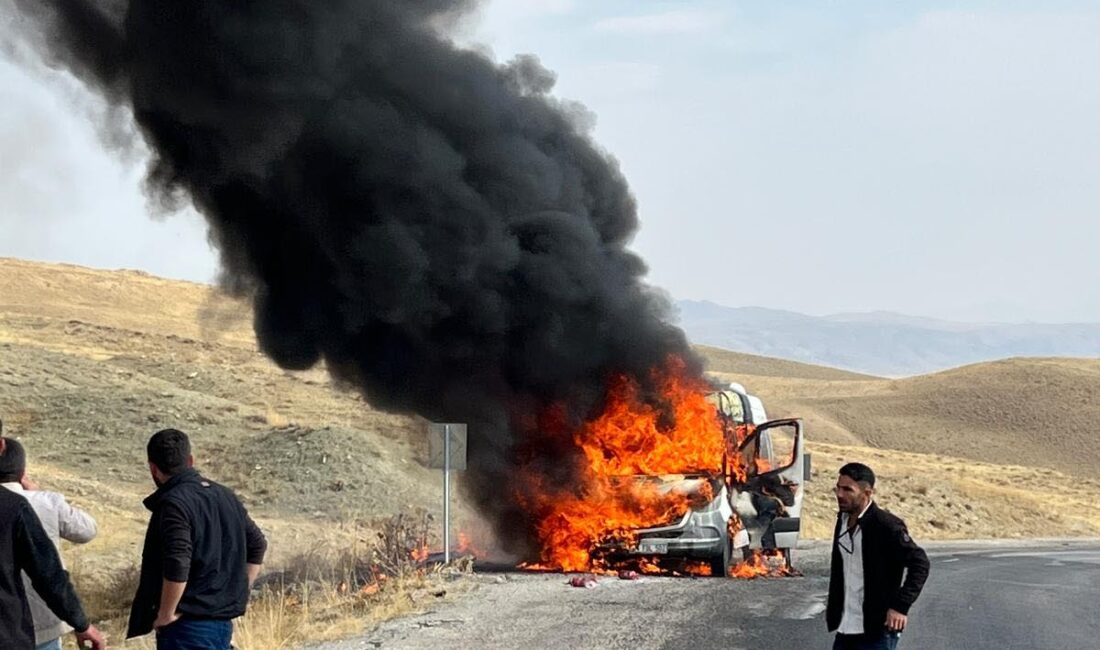 Van’ın Kurubaş mevkisinde seyir halindeyken motor kısmından duman çıkan yolcu